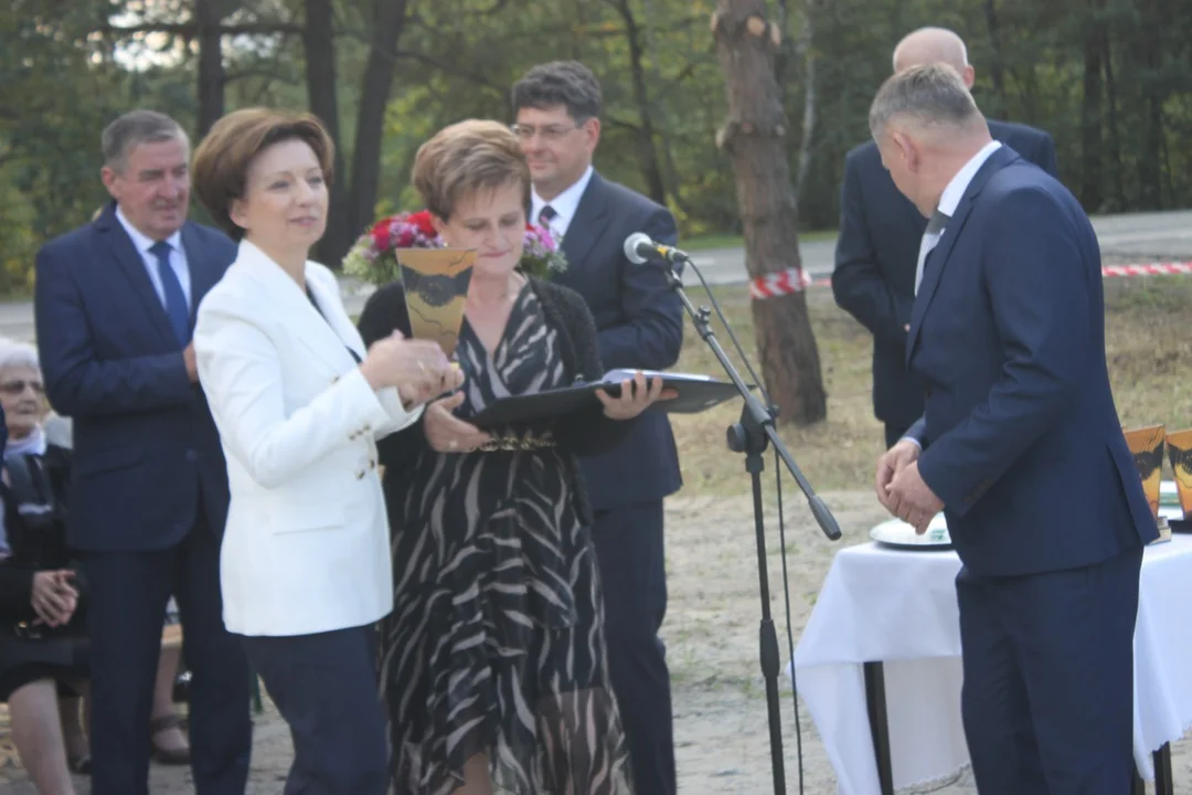 Minister Marlena Maląg otworzyła drogę Białobłoty-Orlina Duża. Towarzyszyli jej posłowie i samorządowcy