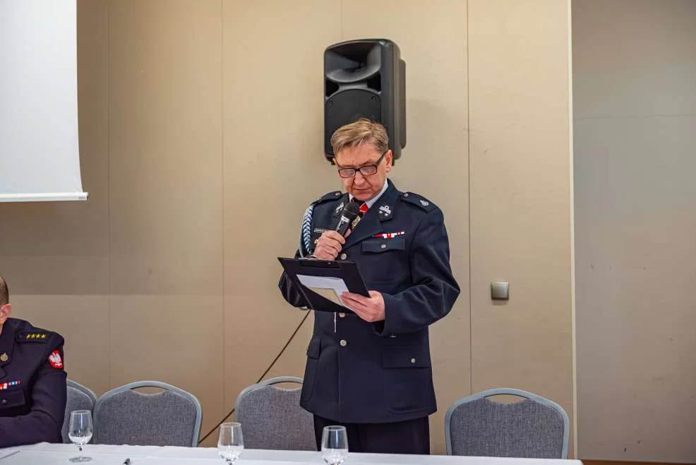 Uczestnicy wysłuchali sprawozdania z działalności prezesa ZOSP RP Jarocin - dh Jarosława Rodziaka.