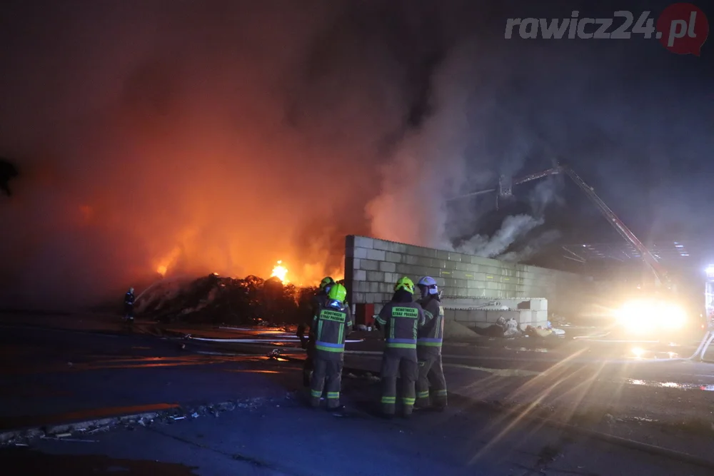 Pożar odpadów na terenie jednej z rawickich firm
