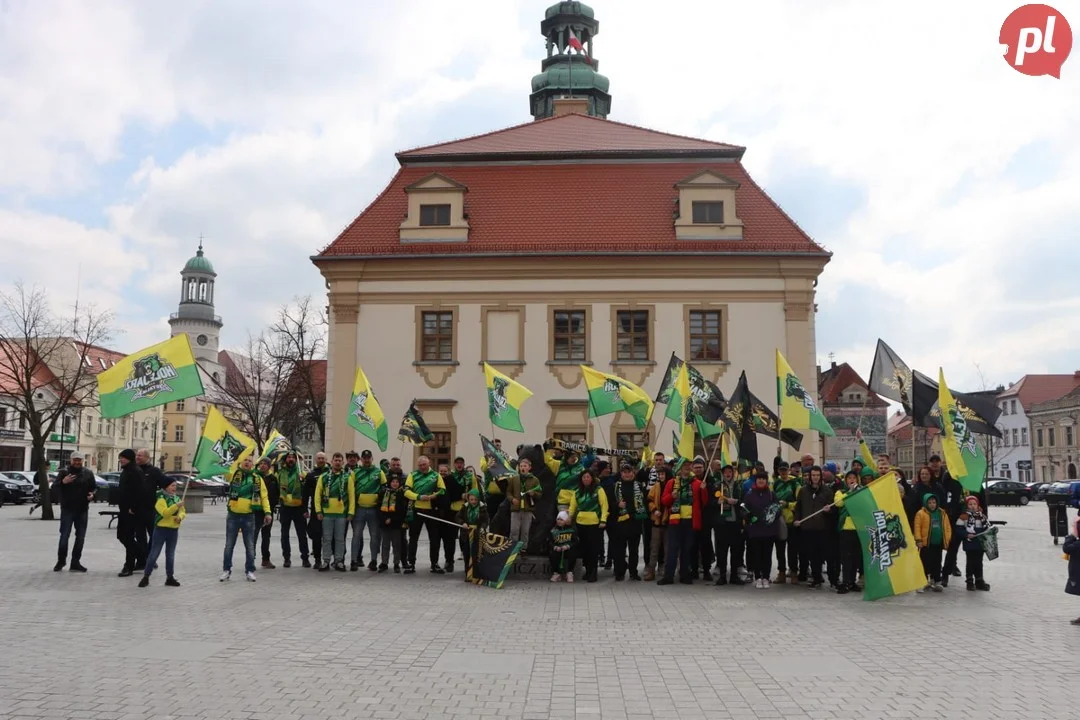 Kibice Kolejarza przeszli ulicami miasta.