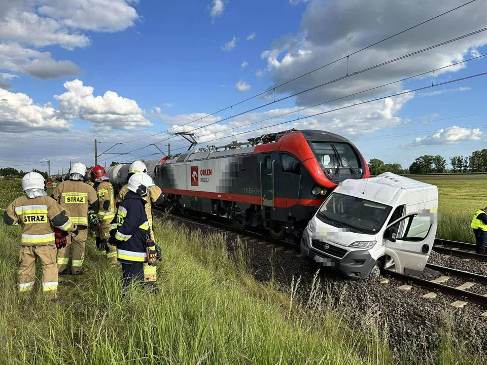 Zderzenie busa z pociągiem towarowym na przejeździe kolejowym w Witaszycach [ZDJĘCIA] - Zdjęcie główne