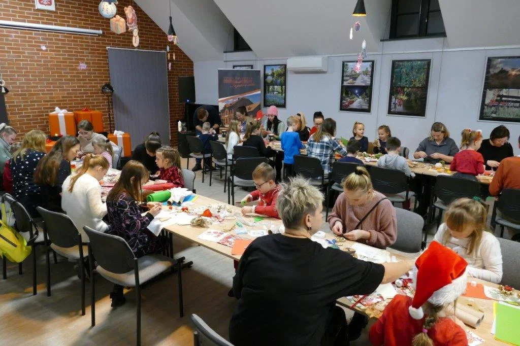 Pleszewska biblioteka zamieniła się w warsztat św. Mikołaja [ZDJĘCIA] - Zdjęcie główne