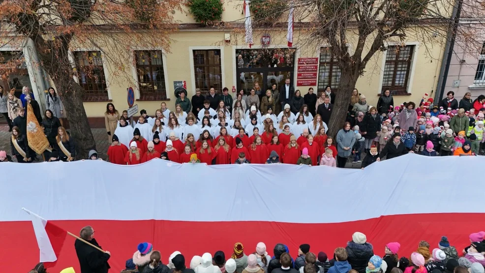 Święto Niepodległości w Dobrzycy. Uczniowie przemarszowali z wielką flagą na rynek [ZDJĘCIA, WIDEO] - Zdjęcie główne