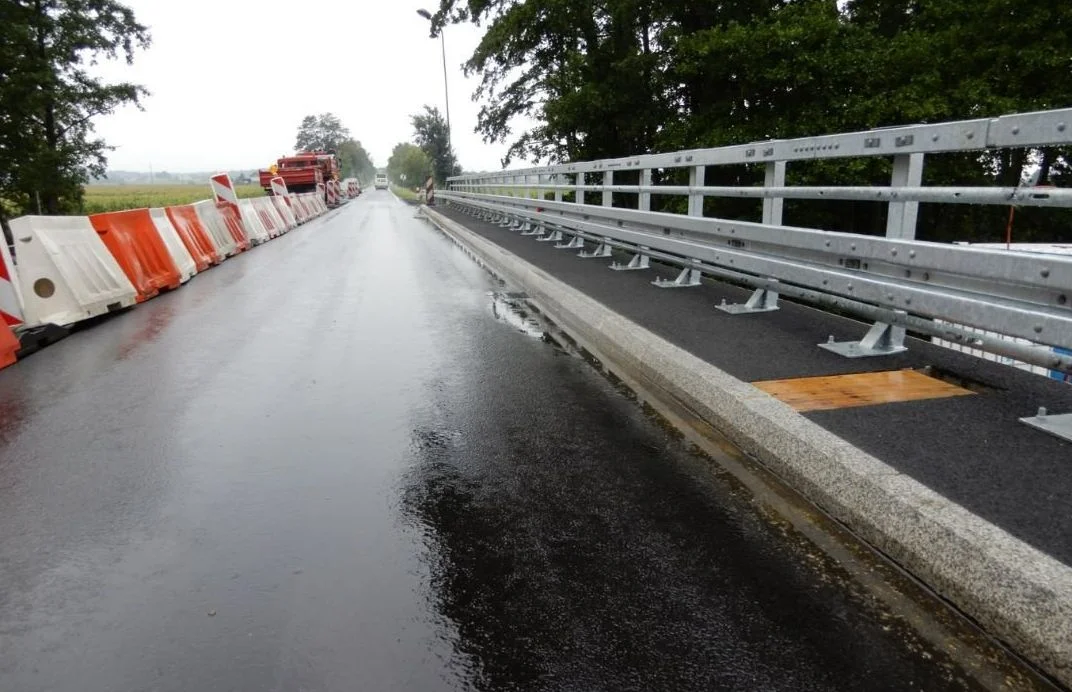 Trwa remont mostu w  miejscowości Grab. Kierowcy mogą przejechać jednym pasem [ZDJĘCIA] - Zdjęcie główne