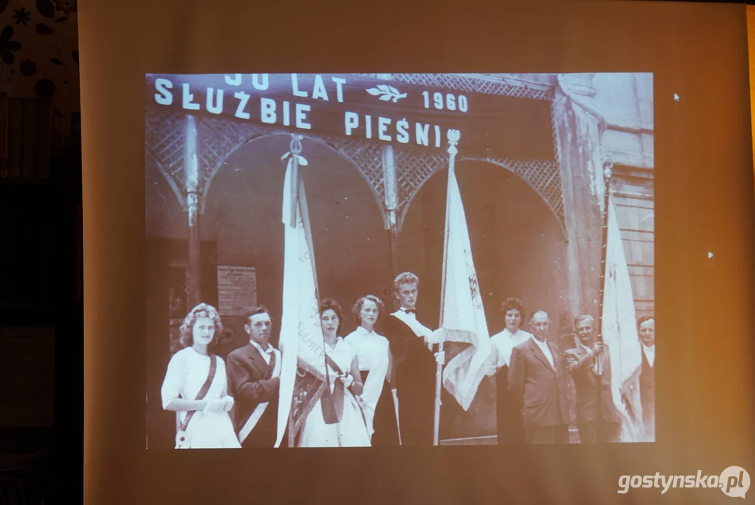 Miłośnicy starych fotografii w pogorzelskiej bibliotece