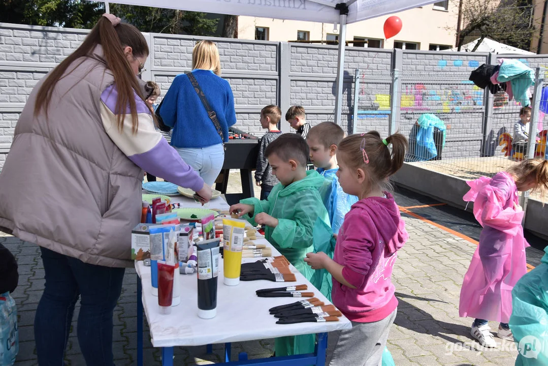 Znakomita zabawa przy malowaniu płotu na placu zabaw