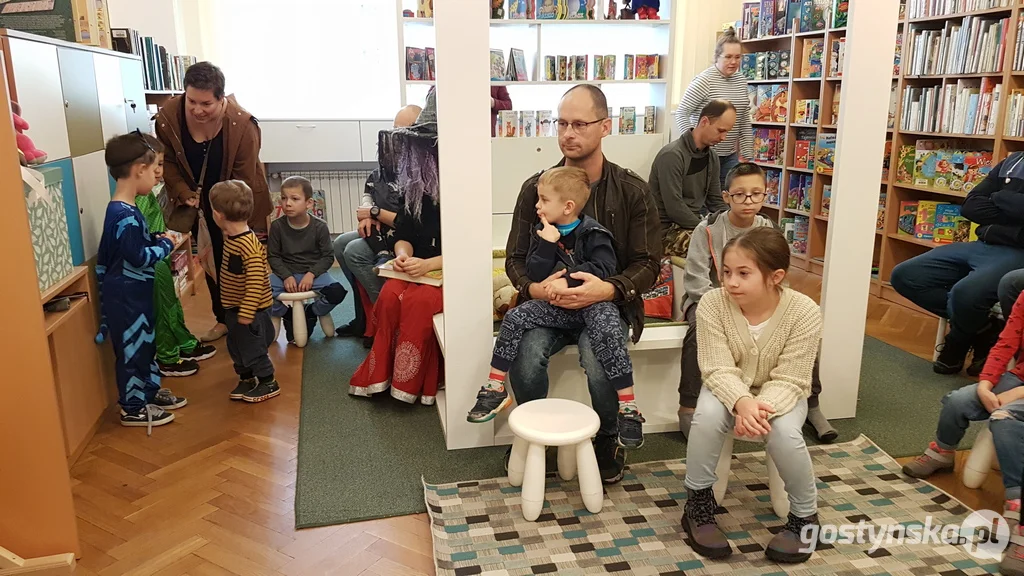 Dzień Postaci z Bajek - Głośne Czytanie w bibliotece miejskiej w Gostyniu