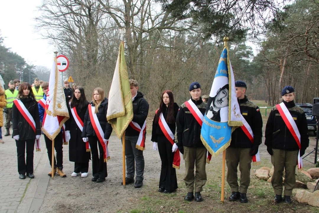 Uczcili Żołnierzy Wyklętych na mszy św. i przy pomniku w Jarocinie [ZDJĘCIA] - Zdjęcie główne