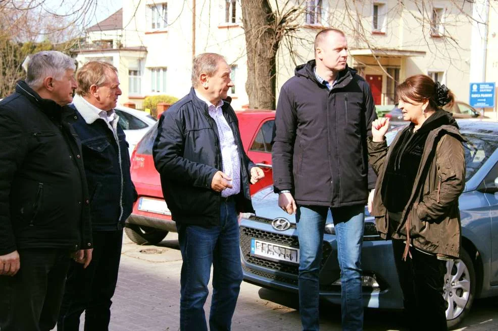 Wizytacja władz na odcinku al. Niepodległości w Jarocinie przeznaczonym do modernizacji