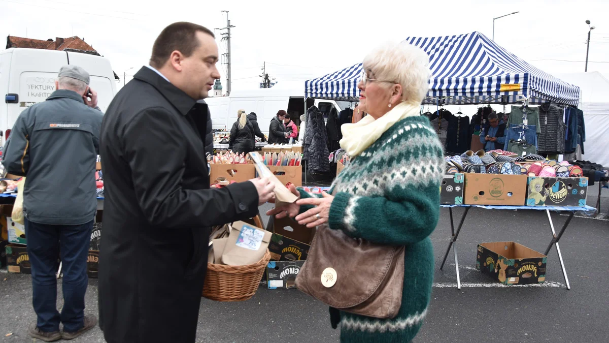 Gostyń świętuje 745 urodziny! Burmistrz na targowisku rozdawał kwiaty - Zdjęcie główne