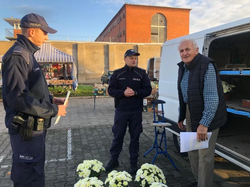 Rawiccy policjanci na targowisku. Ostrzegali przed oszustami