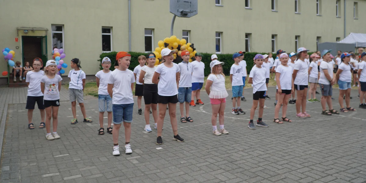 Festyn w Szkole Podstawowej nr 3 im. ks. Jana Twardowskiego w Jarocinie