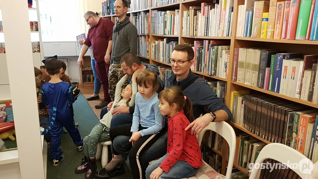 Dzień Postaci z Bajek - Głośne Czytanie w bibliotece miejskiej w Gostyniu