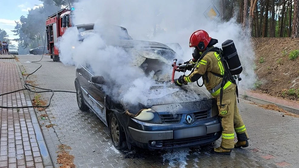 W czasie jazdy samochód zaczął się palić. Kierowcy i strażacy ruszyli z pomocą [ZDJĘCIA] - Zdjęcie główne