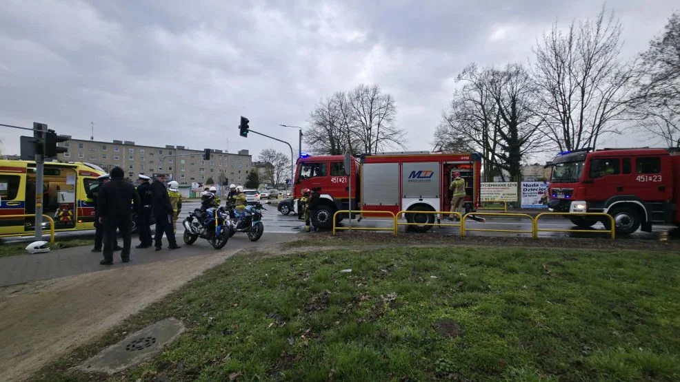 Zderzenie motocykla z osobówką w Jarocinie