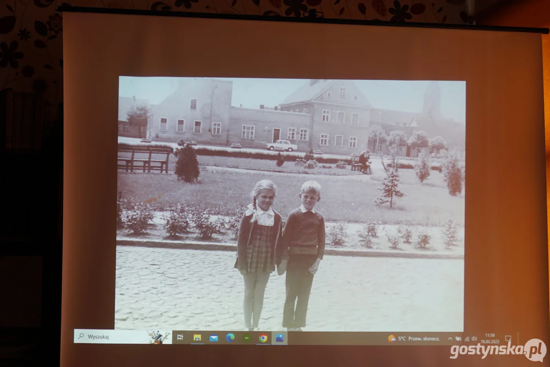 Miłośnicy starych fotografii w pogorzelskiej bibliotece