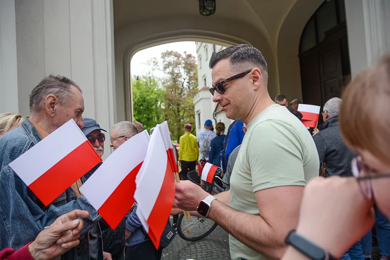 Wystawa zabytkowych pojazdów w Jarocinie z okazji Święta Flagi