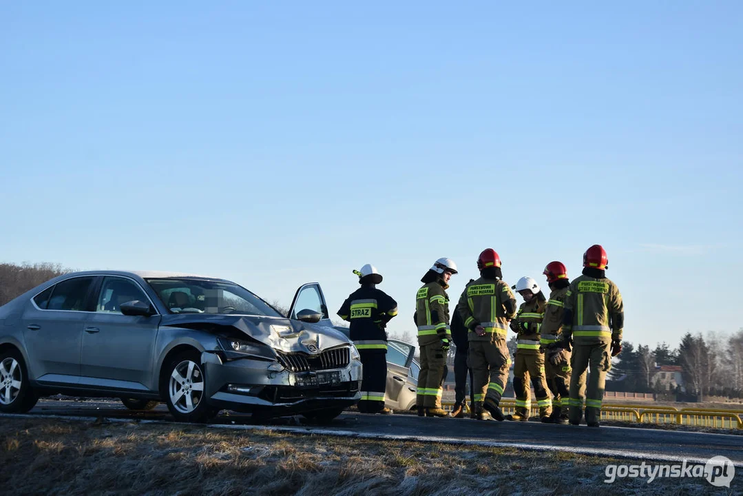 Wypadek na DW434 Gostyń - Poznań. Zderzyły się trzy samochody