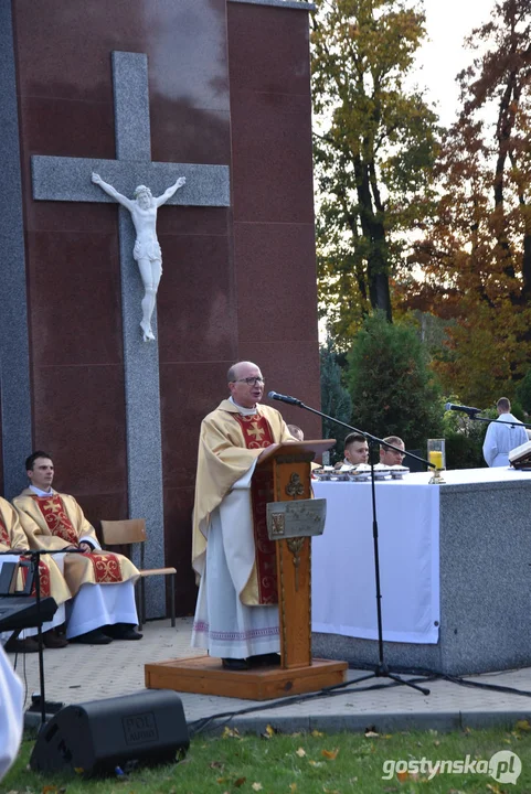 Wszystkich Świętych 2023 w Gostyniu. Znicze i kwiaty na nagrobkach - jak wyglądają cmentarze