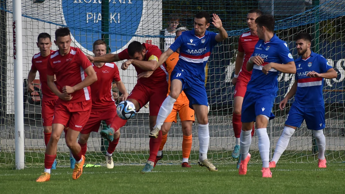 Korona Piaski derby w kończyła w dziesiątkę - Zdjęcie główne