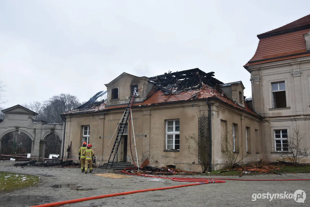 Pożar pałacu w Pępowie. Straż pożarna porządkuje pogorzelisko