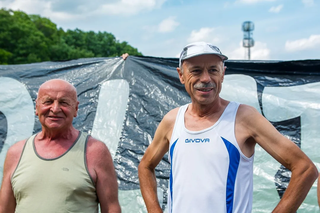 70 okrążeń stadionu w Jarocinie na 70. urodziny. Wiesław Garbarek świętował nietypowo