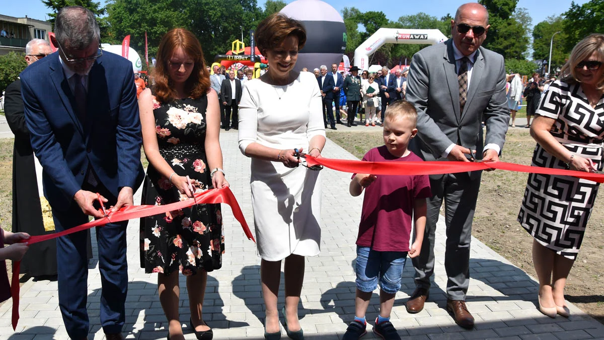 Zakończyli ostatni etap inwestycji. Wstęgę przecinała Marlena Maląg, minister rodziny z ramienia PiS - Zdjęcie główne