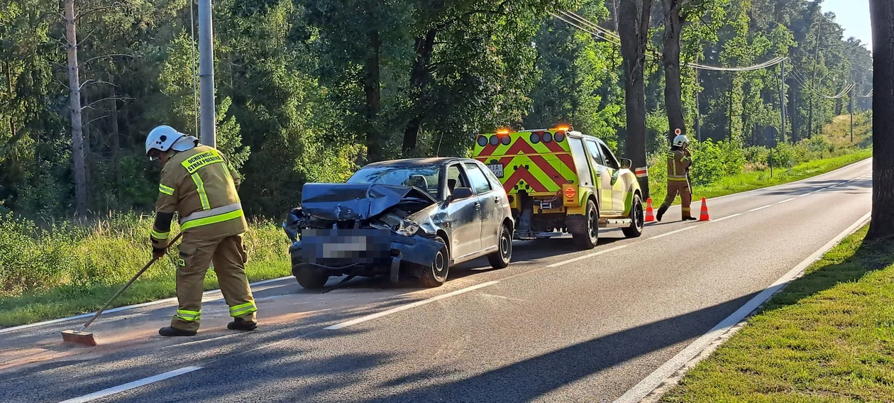 Zderzenie seata ibizy z porsche na drodze wojewódzkiej 443 w Bachorzewie - Zdjęcie główne