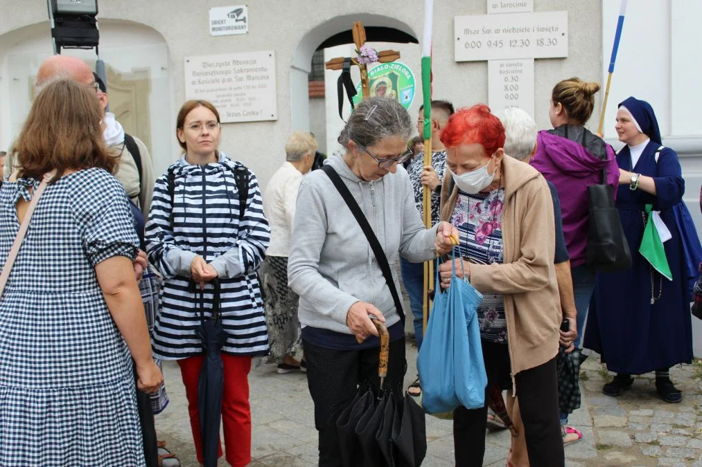 Grupa biało-zielona w drodze z Jarocina na Jasną Górę