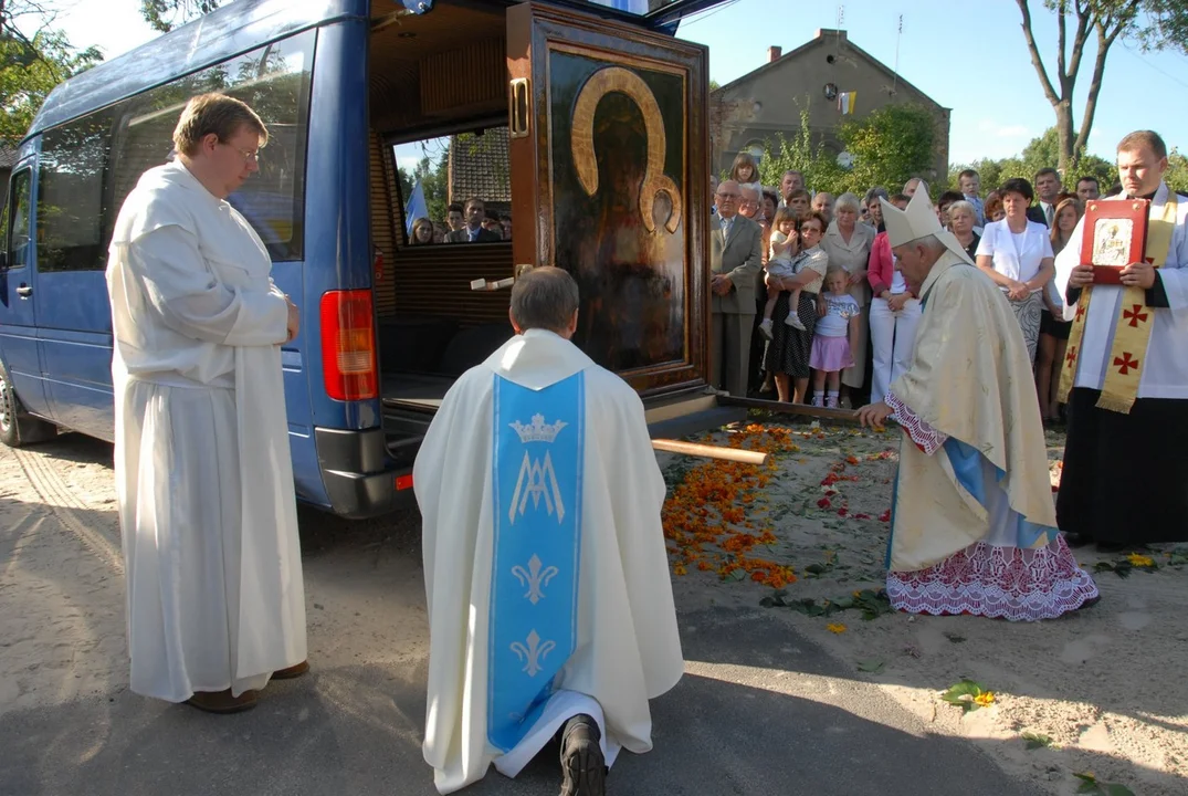 Obraz Matki Bożej nawiedzi Parafię w Szymanowicach [ZDJĘCIA] - Zdjęcie główne