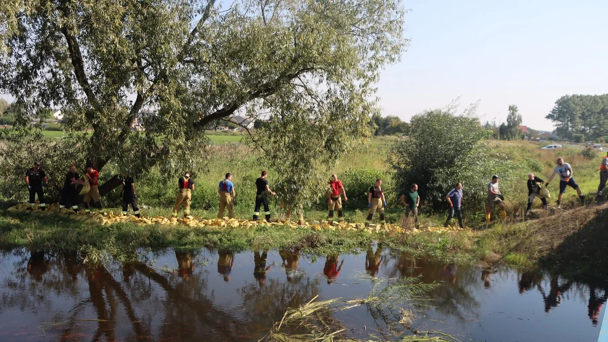 Trwa wzmacnianie wałów Masłówki. Do strażaków dołączyli mieszkańcy Masłowa i okolic [ZDJĘCIA] - Zdjęcie główne