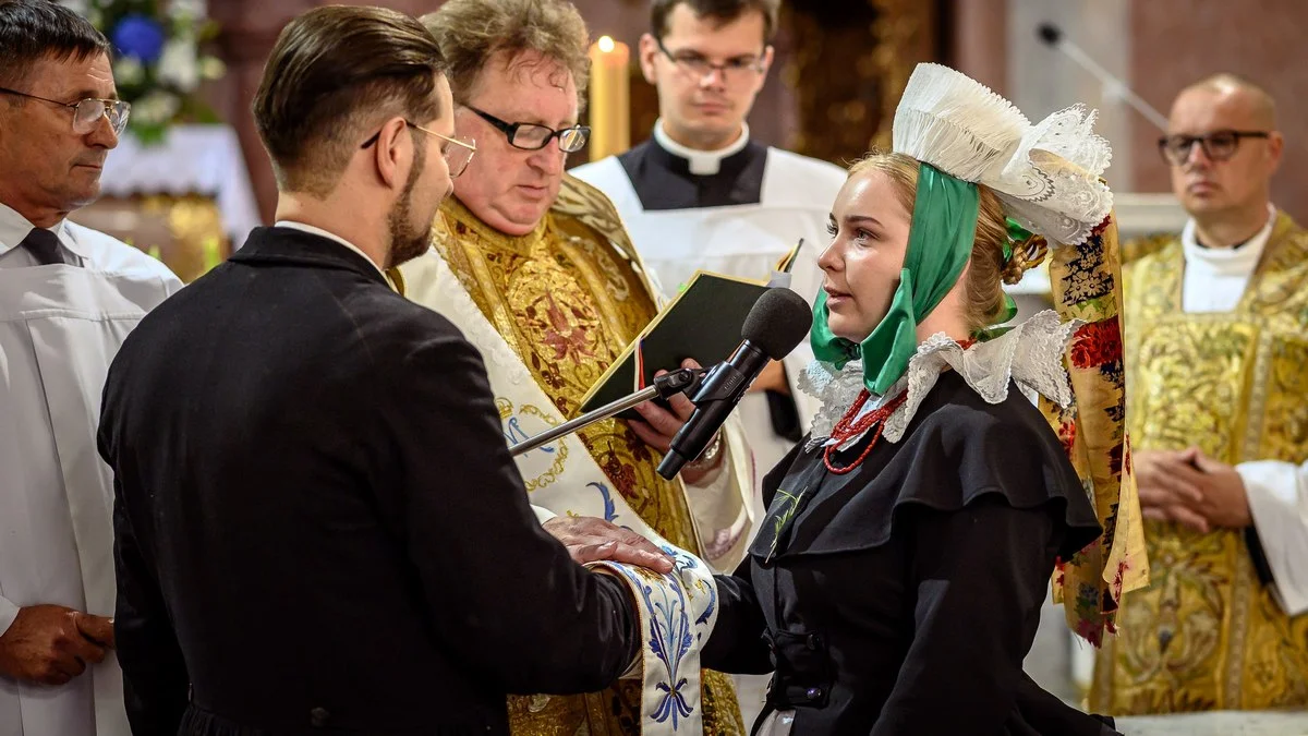 Wesele biskupiańskie Michała i Marty Chudych w Sikorzynie