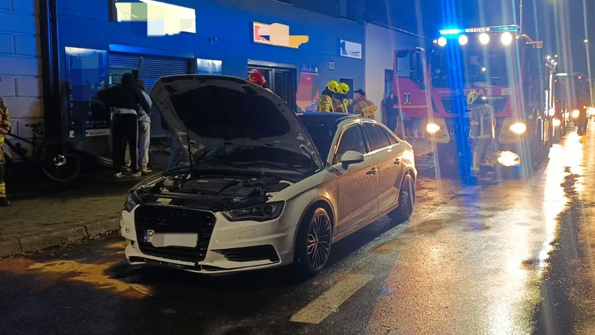 19-latek odbił się autem od ściany i uderzył w sklep. Kolizja w Krobi - Zdjęcie główne