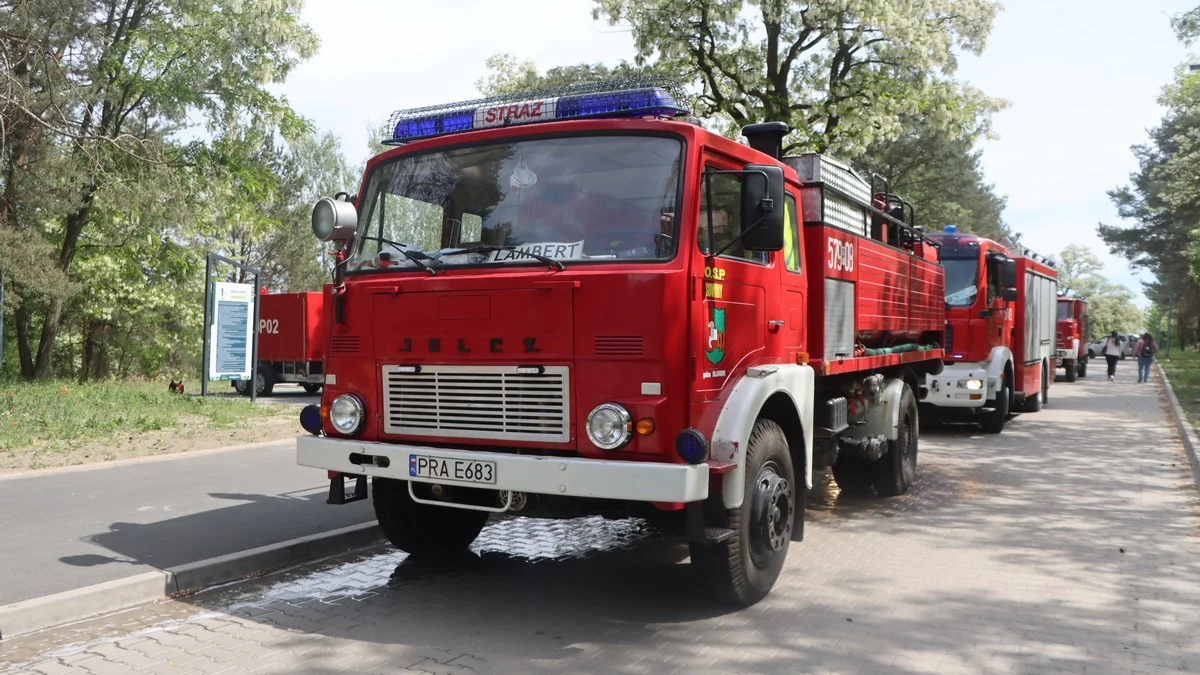 Strażacy utworzyli punkt czerpania wody na poligonie w Sierakowie. Proszą, by korzystać z innych dróg - Zdjęcie główne