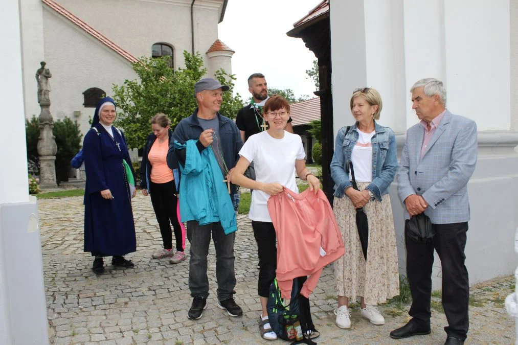 Grupa biało-zielona w drodze z Jarocina na Jasną Górę