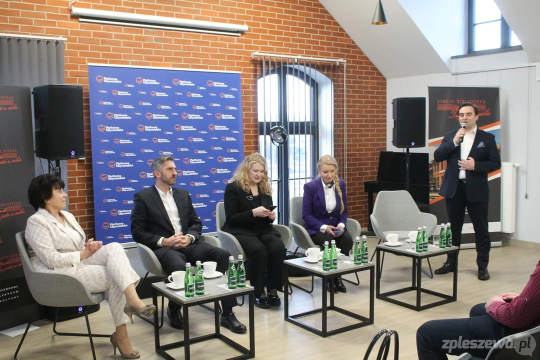 Posłowie PO spotkali się z mieszkańcami Pleszewa w bibliotece [ZDJĘCIA] - Zdjęcie główne