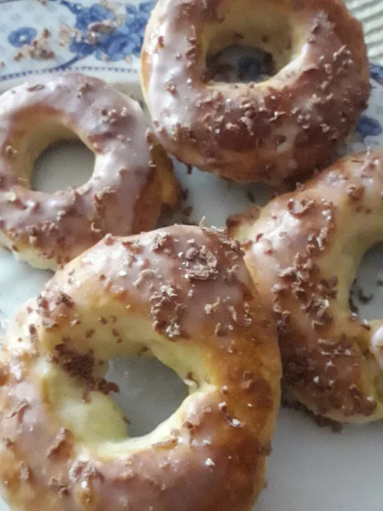 Donuty  - amerykańskie pączki z dziurką, w różnych kolorach i smakach