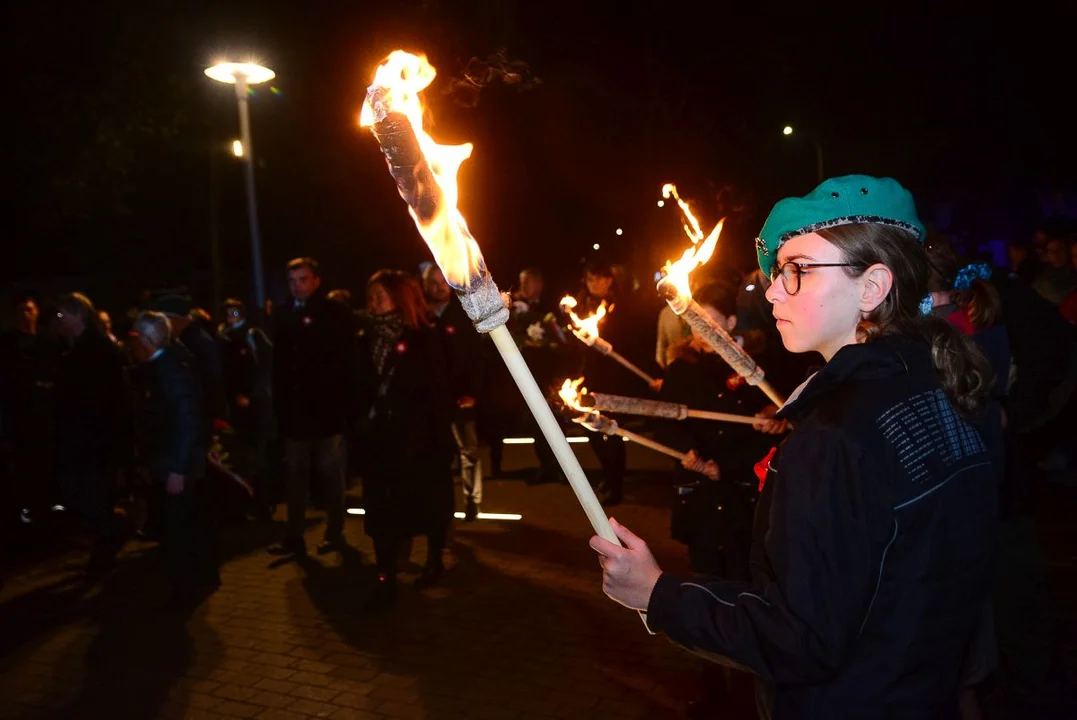 Obchody Święta Niepodległości w Jarocinie. Capstrzyk w parku mjr. Zbigniewa hr. Ostroroga-Gorzeńskiego