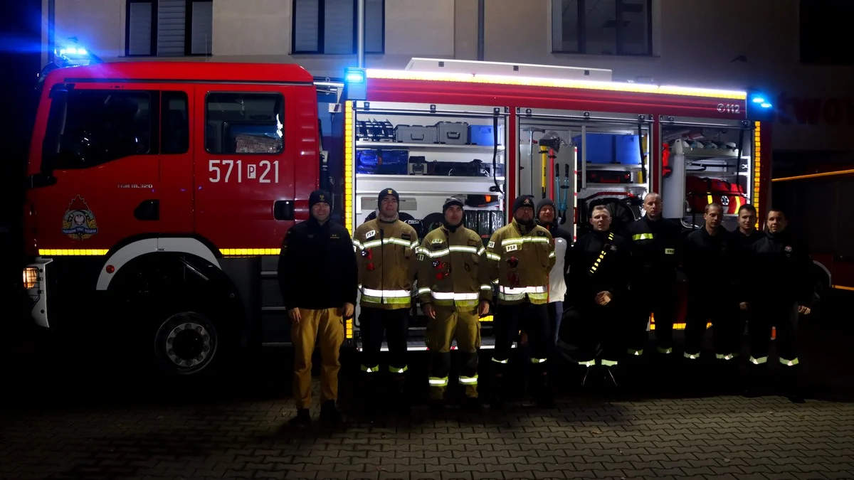 Strażacy zawodowi z Rawicza z przedwczesnym prezentem na mikołajki. Nowy wóz bojowy w rawickiej JRG [ZDJĘCIA | FILM] - Zdjęcie główne