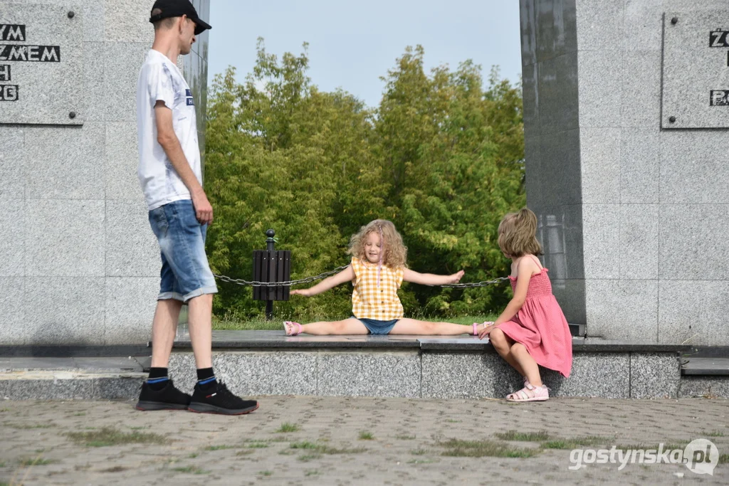 Dzieci z Gostynia malowały schody na Górę Zamkową