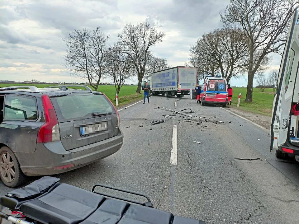 Wypadek w Krotoszynie. Zderzenie osobówki z ciężarówką