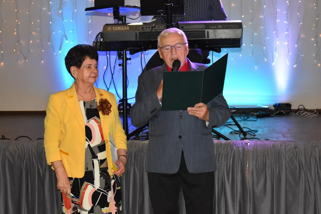 Parkiet pełen energii! Seniorzy z Pleszewa pokazali, jak się bawić