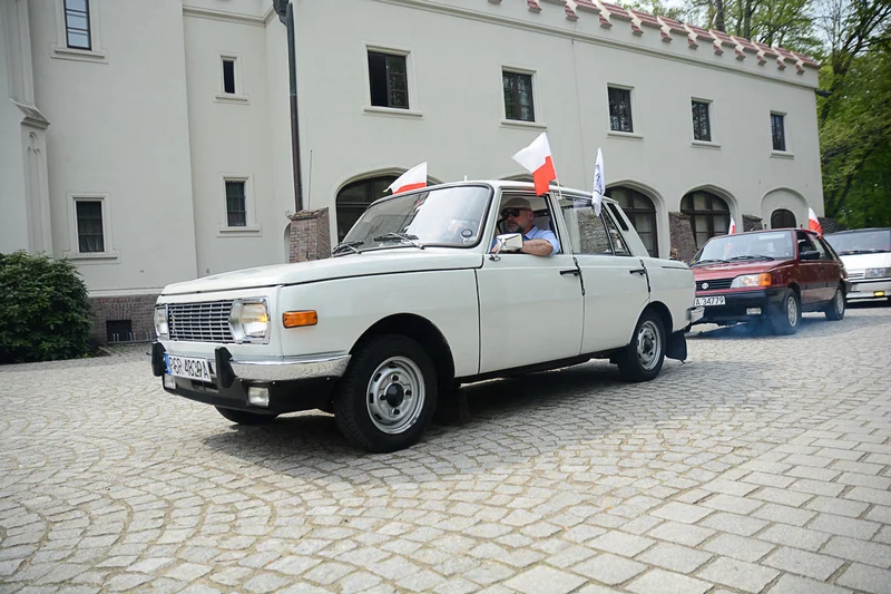 Wystawa zabytkowych pojazdów w Jarocinie z okazji Święta Flagi