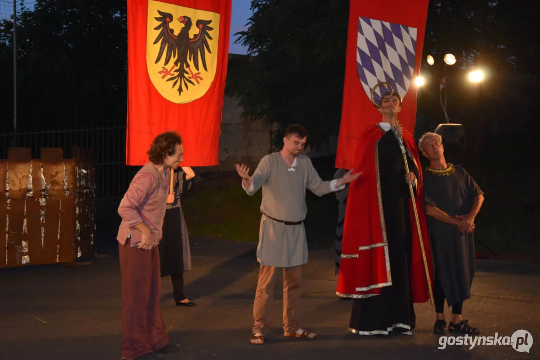 Plenerowy teatr w Piaskach. Niezapomniane przeżycia przy „Zapomnianej historii”, udana zabawa w „Polowanie na motyle”