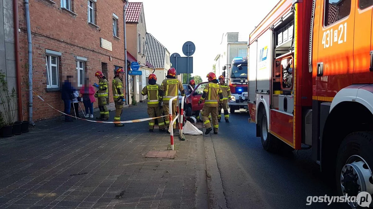 Cinquecento wjechało w barierki w centrum Gostynia