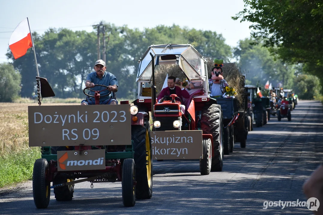 Parada zabytkowych pojazdów podczas dożynek powiatowych na Świętej Górze 2023