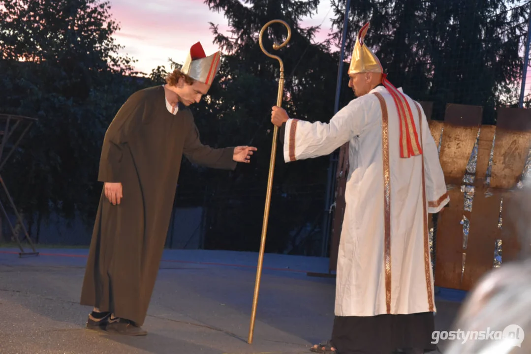 Plenerowy teatr w Piaskach. Niezapomniane przeżycia przy „Zapomnianej historii”, udana zabawa w „Polowanie na motyle”