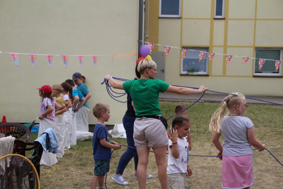 Przedszkolaki integrowały się z seniorami. Festyn na ulicy Zacisznej w Jarocinie