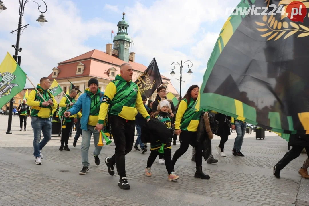 Kibice Kolejarza przeszli ulicami miasta.