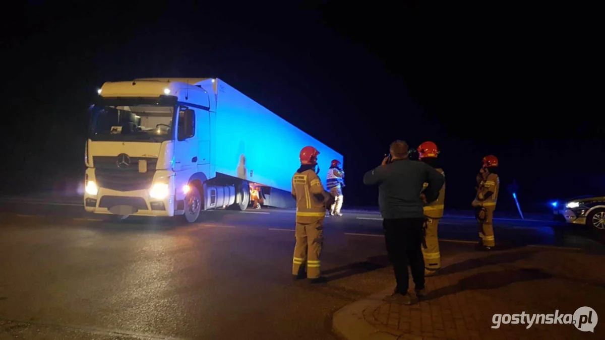 Samochód ciężarowy zablokował drogę DW434 z Gostynia do Poznania